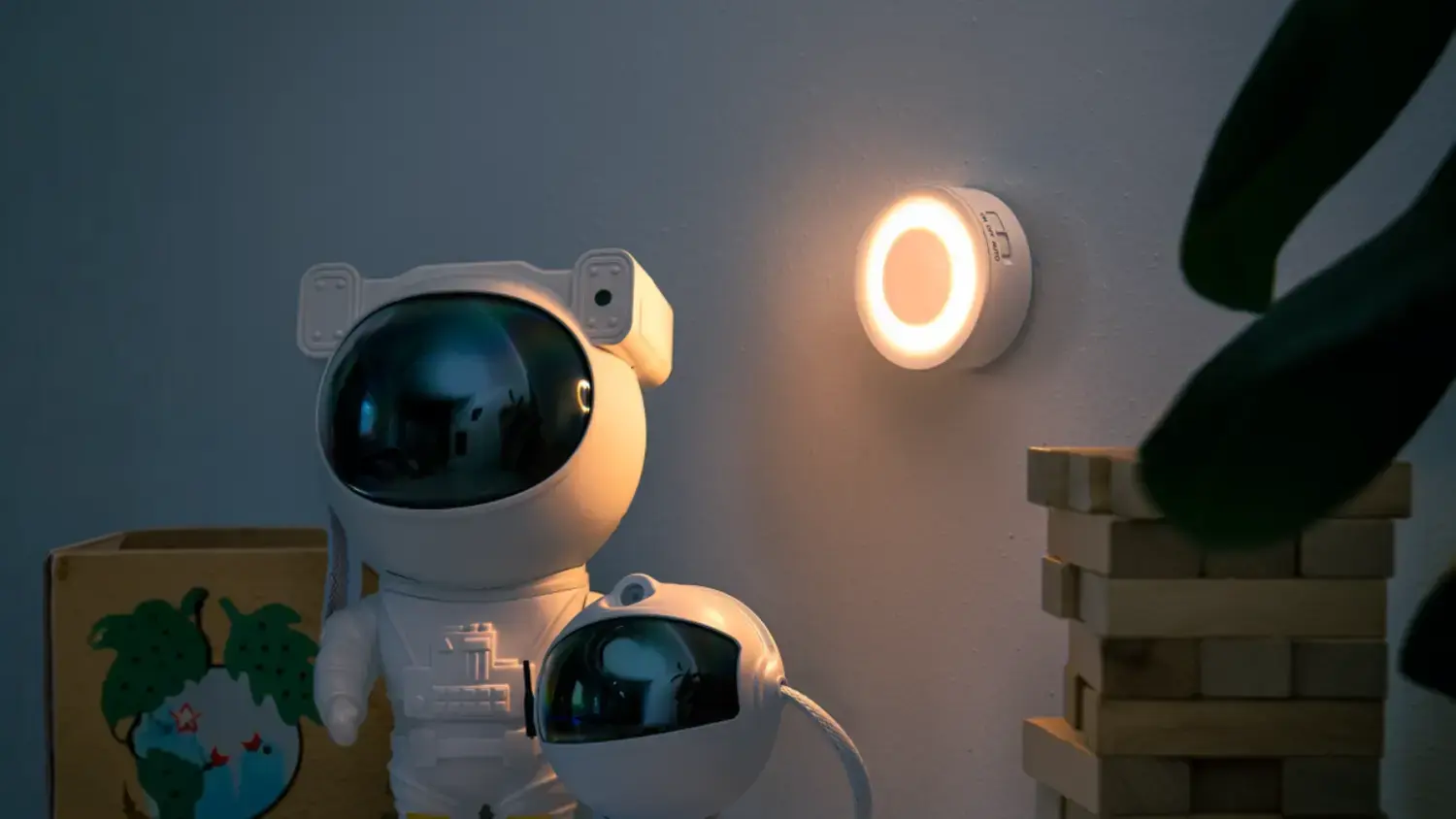 LED nočn&iacute; světlo Retlux RNL 114 sv&iacute;t&iacute; na zdi