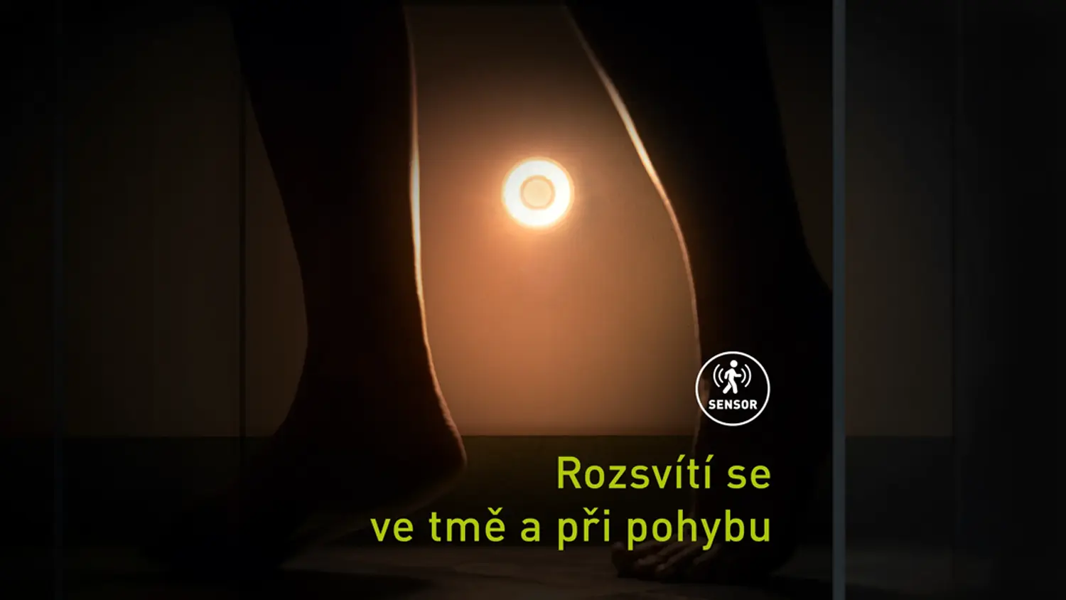 Detail na nohy u rozsv&iacute;cen&eacute;ho LED světla Retlux RNL 114