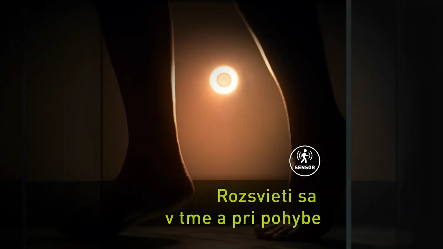 Detail na nohy pri rozsvietenom LED svetle Retlux RNL 114