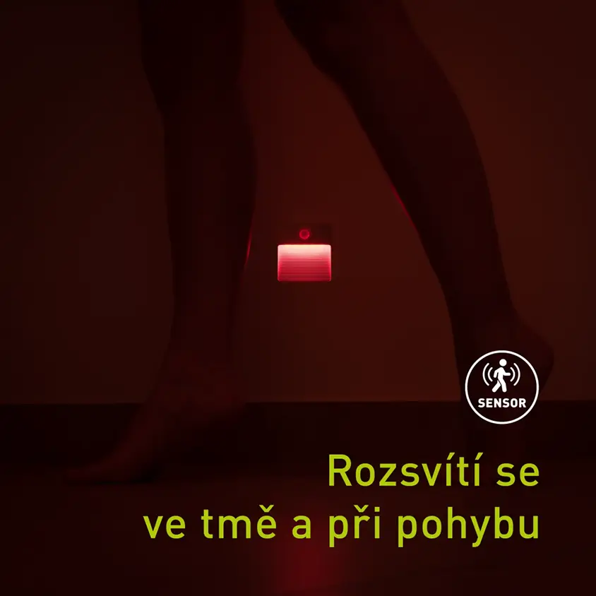 Svícení světýlka ve tmě.