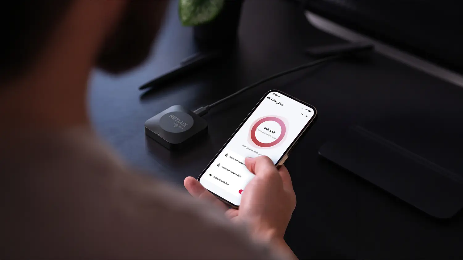 Osoba, kter&aacute; ovl&aacute;d&aacute; zař&iacute;zen&iacute; přes mobiln&iacute; aplikaci