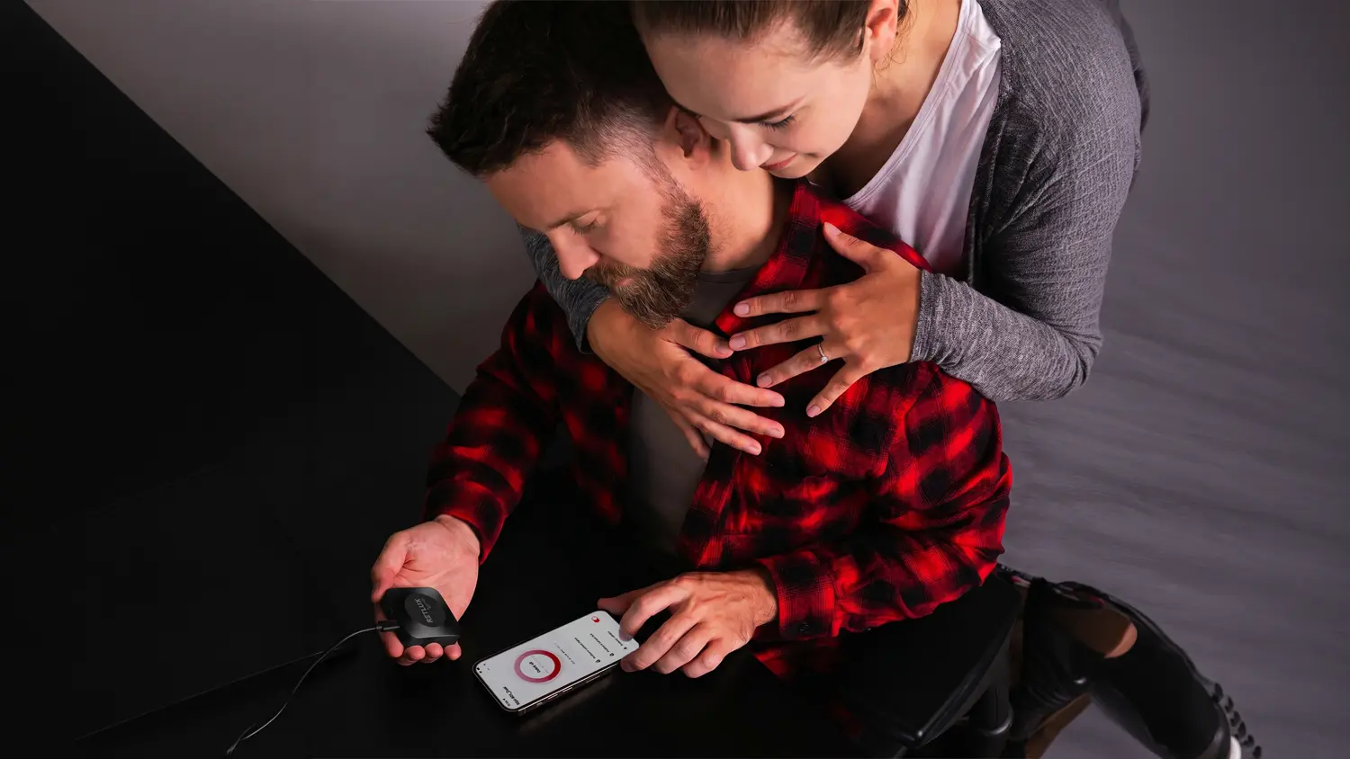 Žena a muž, kteř&iacute; společně nastavuj&iacute; chytrou br&aacute;nu Zigbee Retlux RSH 401 Dual v aplikaci RETLUX home
