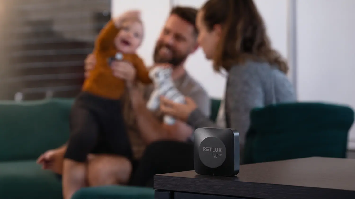 Chytr&aacute; br&aacute;na Zigbee Retlux RSH 401 Dual položen&aacute; na stole