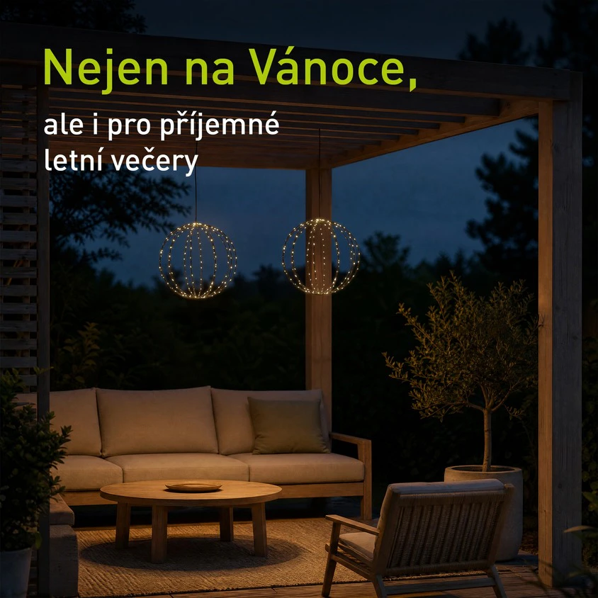 2 rozsvícené světelné koule pod pergolou