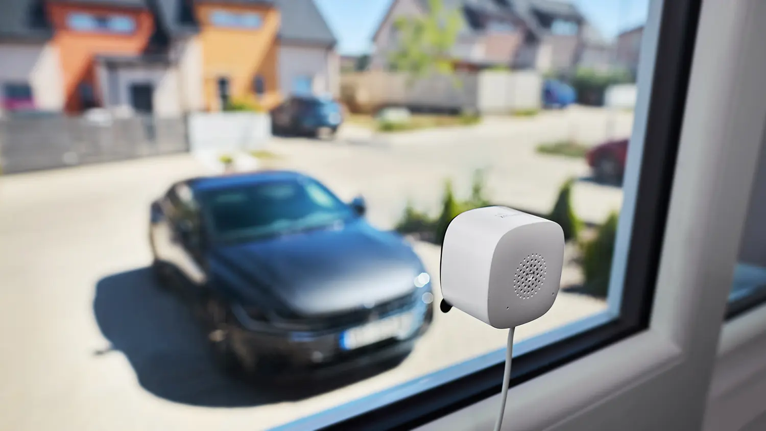 Pohled skrze okno s umístěnou kamerou na zaparkované auto