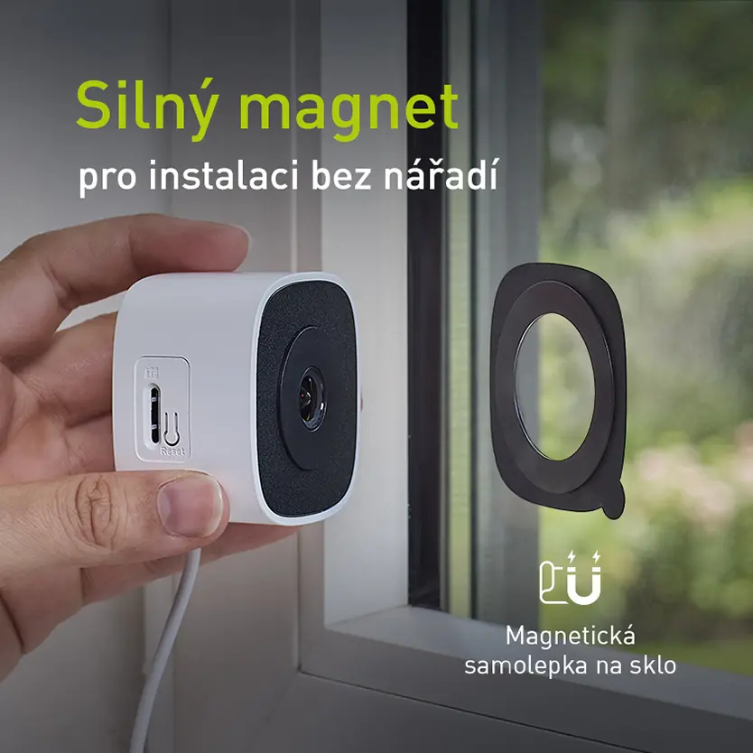 Ruka umísťující kameru pomocí magnetu na sklo