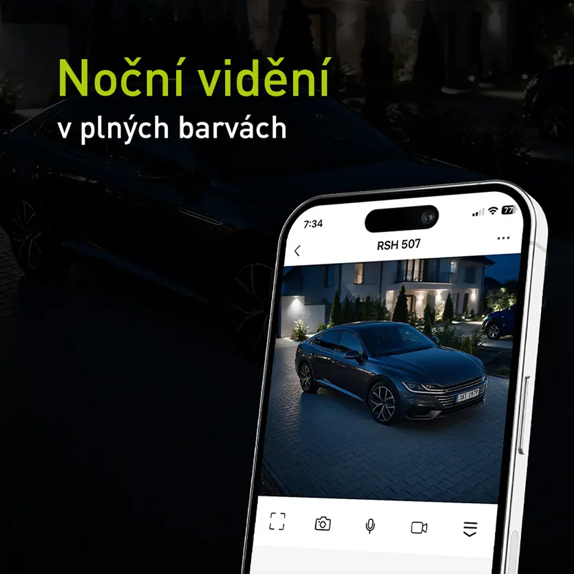 Obrazovka mobilního telefonu s nočním záznamem z kamery
