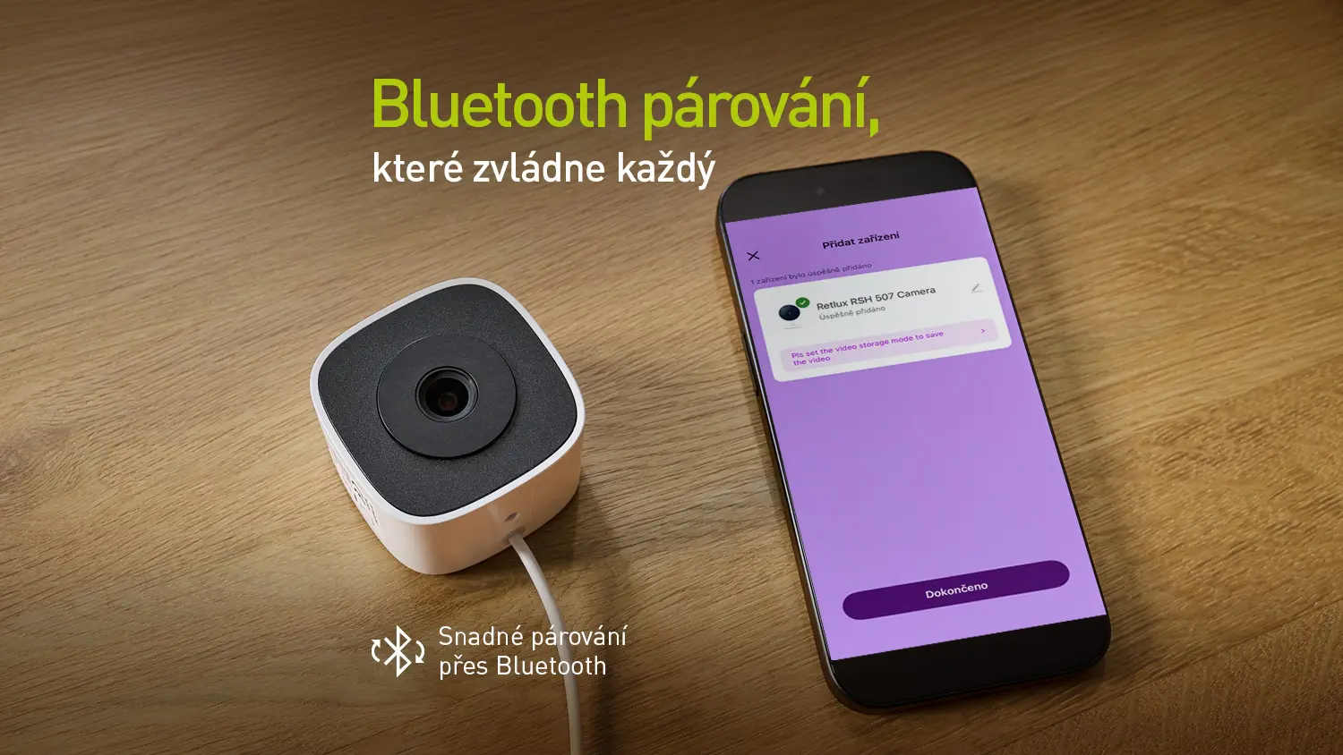 Kamera na stole vedle mobilního telefonu v okamžiku párování