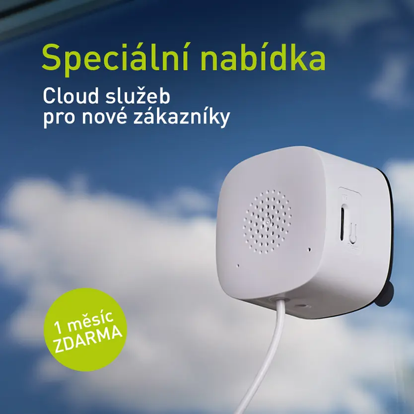 Chytrá kamera přichycená na okně s výhledem na oblohu