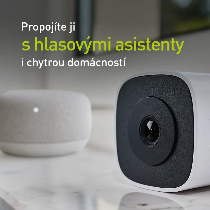Kamera položená na parapetu s hlasovým asistentem v pozadí