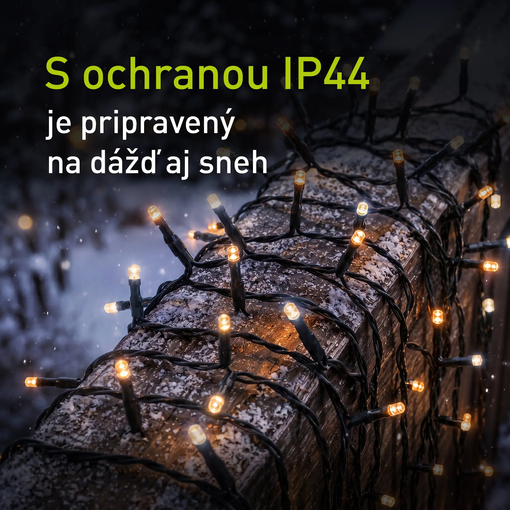 Detail rozsvietených žiaroviek svetelnej reťaze na zábradlí.