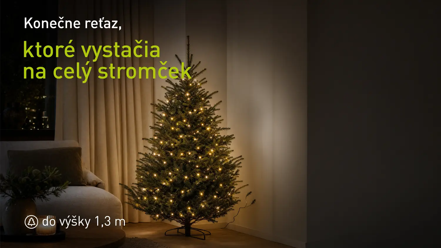 Vianočná LED reťaz RETLUX RXL 514 zdobiaca vianočný stromček v interiéri.