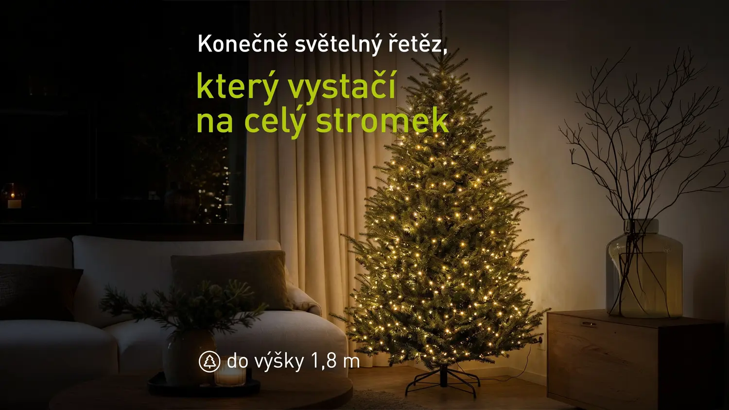 Vianočný LED reťaz zdobí vianočný stromček v interiéri.