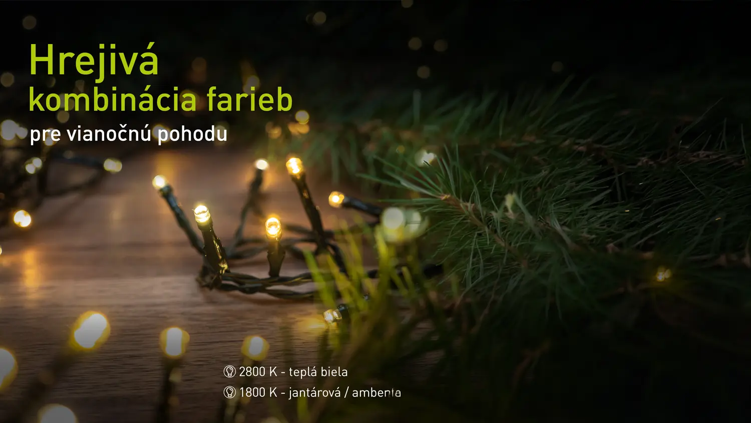 Detail rozsvietených žiaroviek svetelného reťaza s popisom.