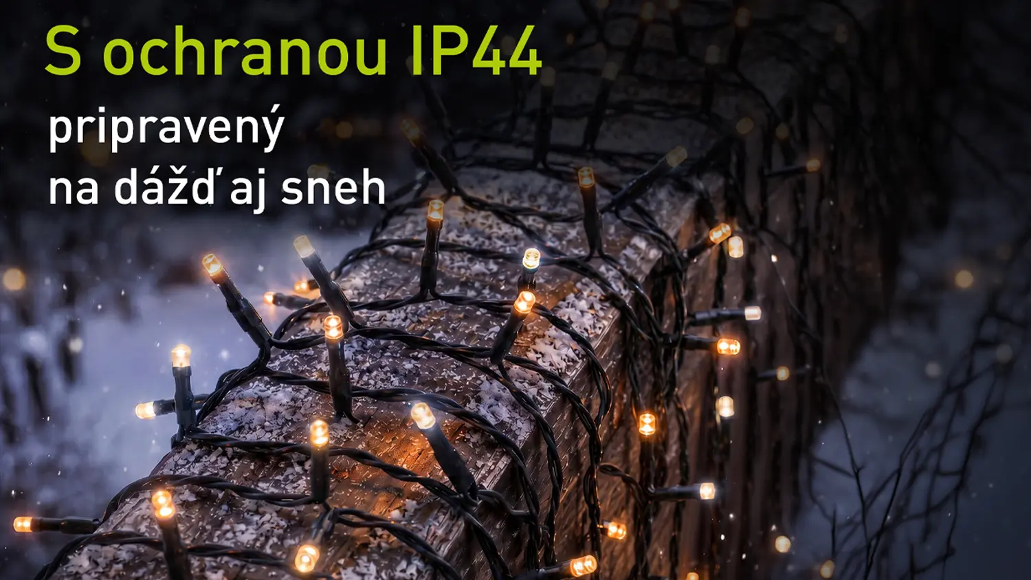 Detail rozsvietených žiaroviek svetelného reťaza na zábradlí.