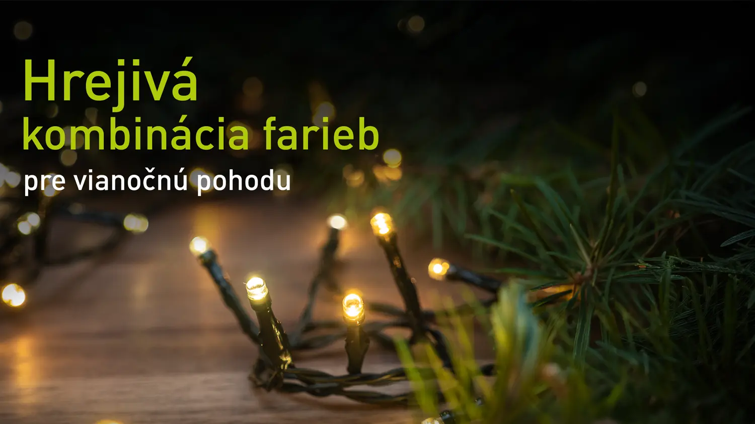 Detail rozsvietenej svetelnej reťaze pri ihličí.