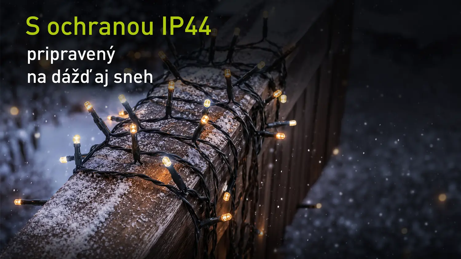 Detail rozsvietenej svetelnej reťaze na zábradlí.