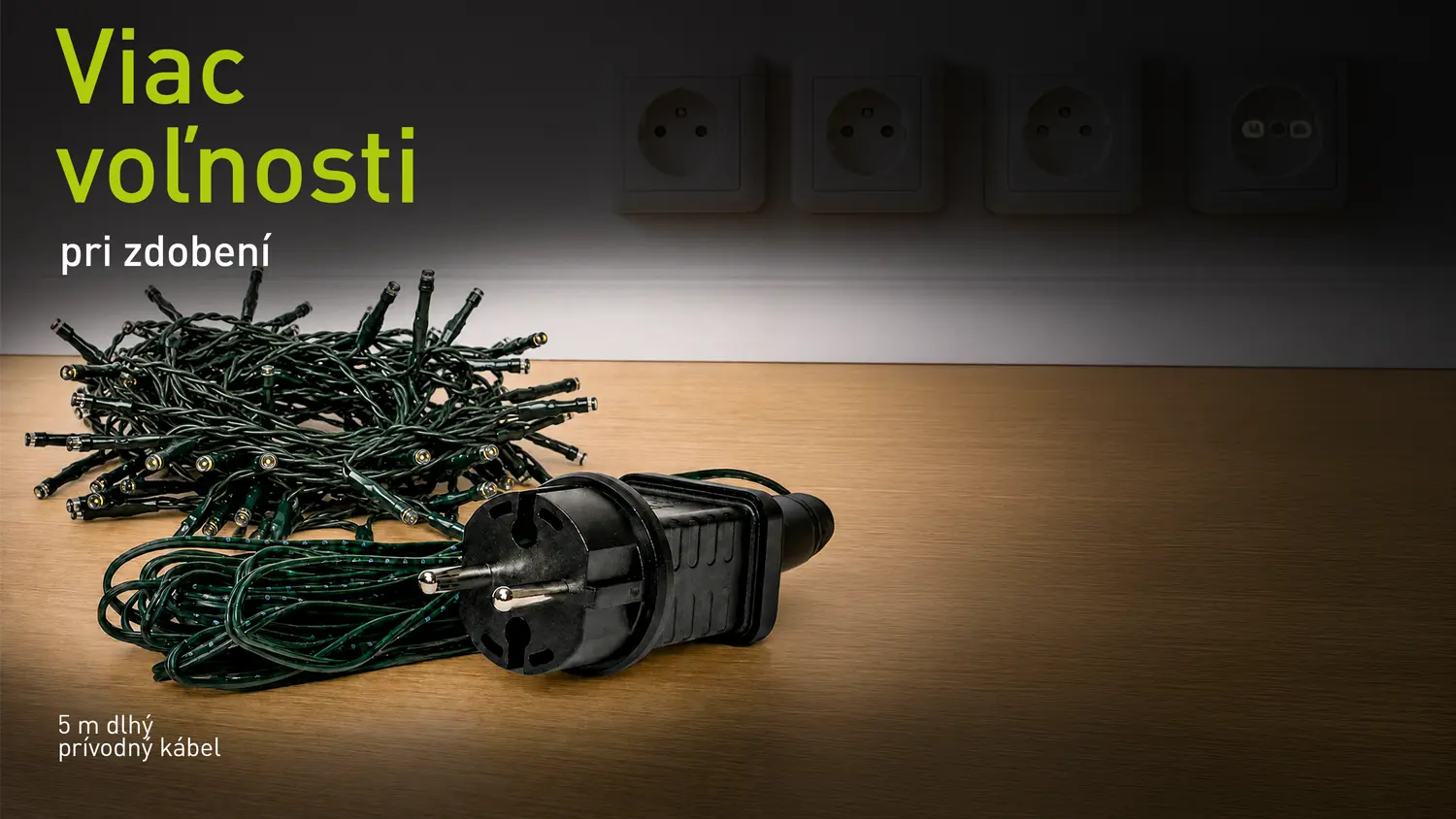 Svetelná reťaz s detailom adaptéra a popisom prívodného kábla.
