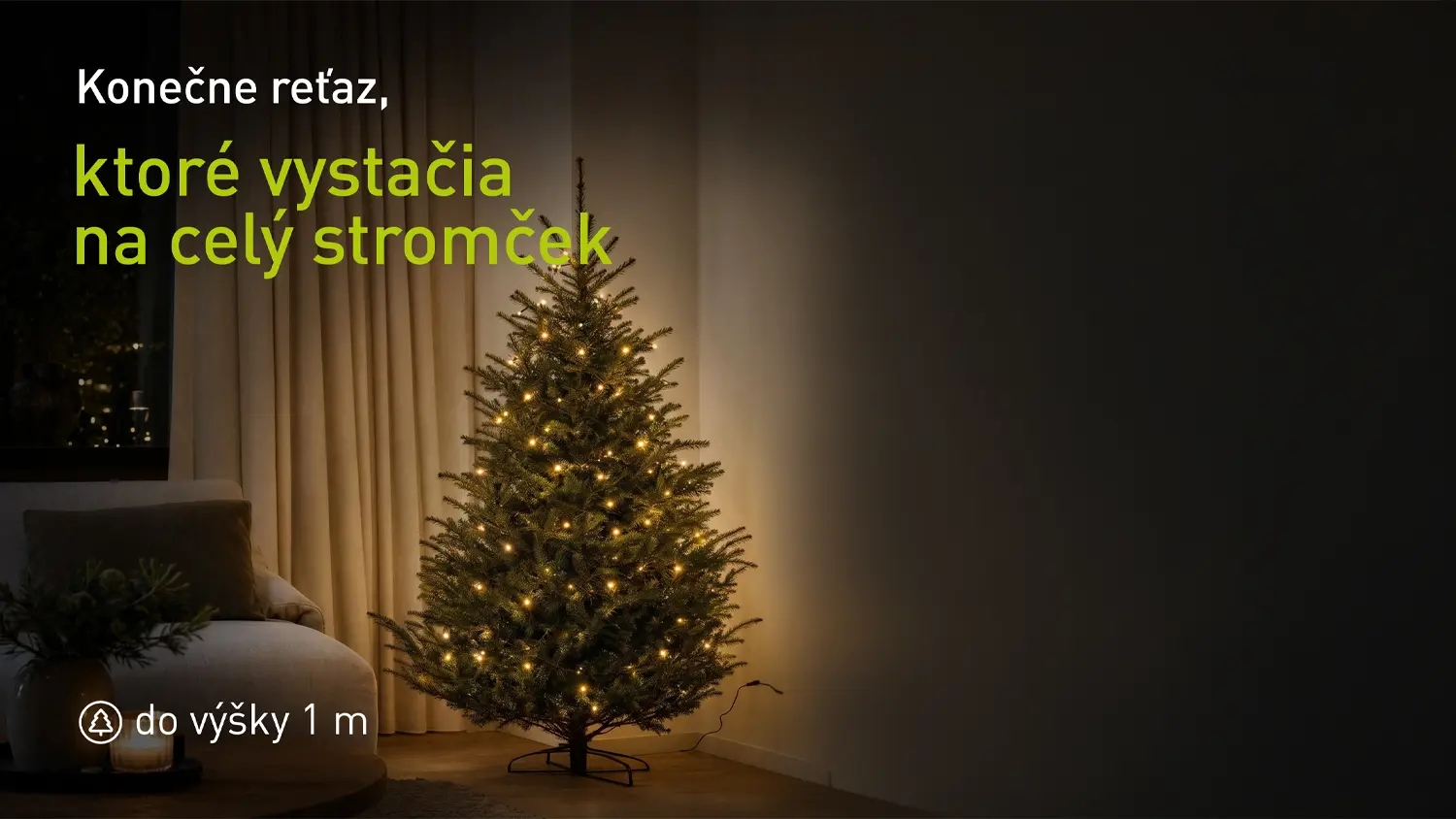 Vianočná LED reťaz RETLUX RXL 516 zdobí vianočný stromček v interiéri.