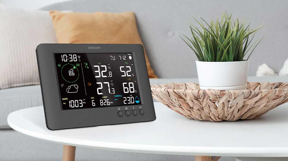 Meteorologick&aacute; stanice SENCOR SWS 10500 Wi-Fi na stole_03