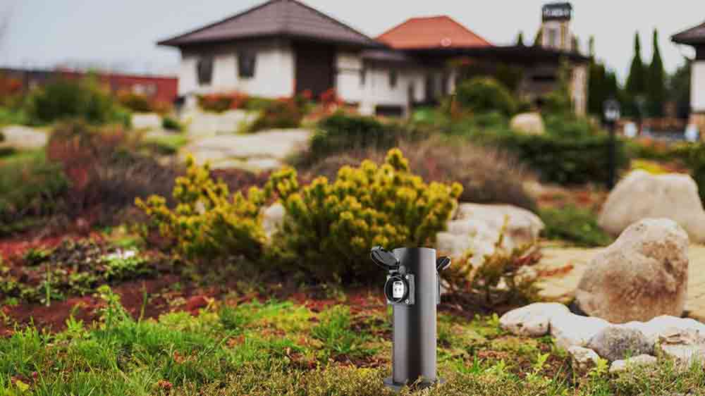 Sloupek Solight na zahradě_03