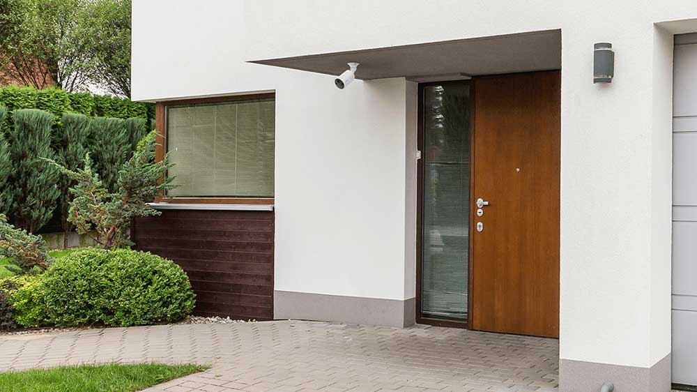 Bezdrátová bezpečnostní kamera TP-Link Tapo C410 umístěná u vchodových dveří_02