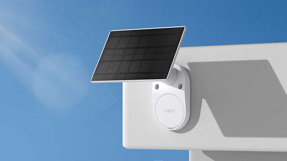 Na domě namontovaný malý solární panel IP kamery Tp-Link Tapo C410_02