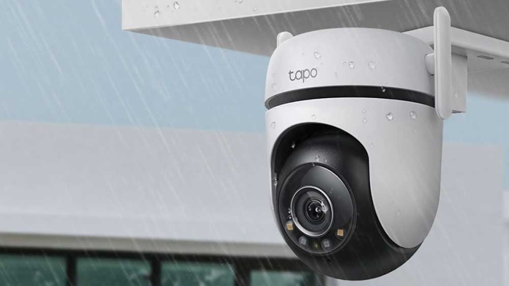 Na domě umístěná venkovní bezpečnostní Wi-Fi kamera TP-Link Tapo C520WS v dešti_02