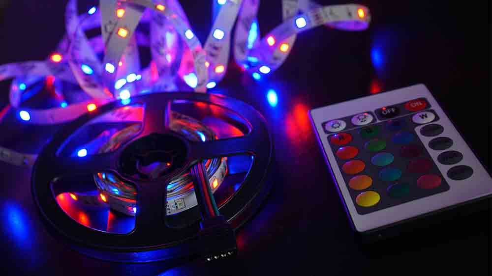 Rozsvícený LED pásek s dálkovým ovládáním na tmavém pozadí_03