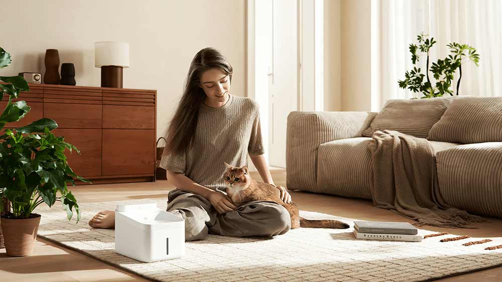 Žena s kočkou na zemi u fontány Xiaomi_02