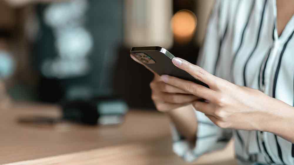 Ženské ruky držiace mobilný telefón_04