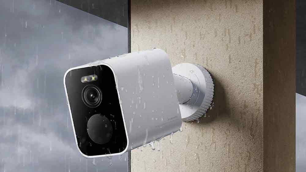 Vonkajšia kamera Xiaomi BW500 inštalovaná na stene domu v daždi_06
