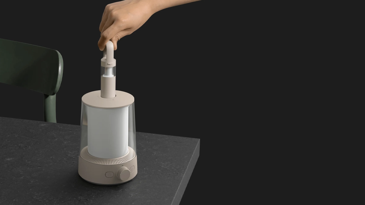 Človek vyťahuje menšie svietidlo z kempingovej lampy Xiaomi