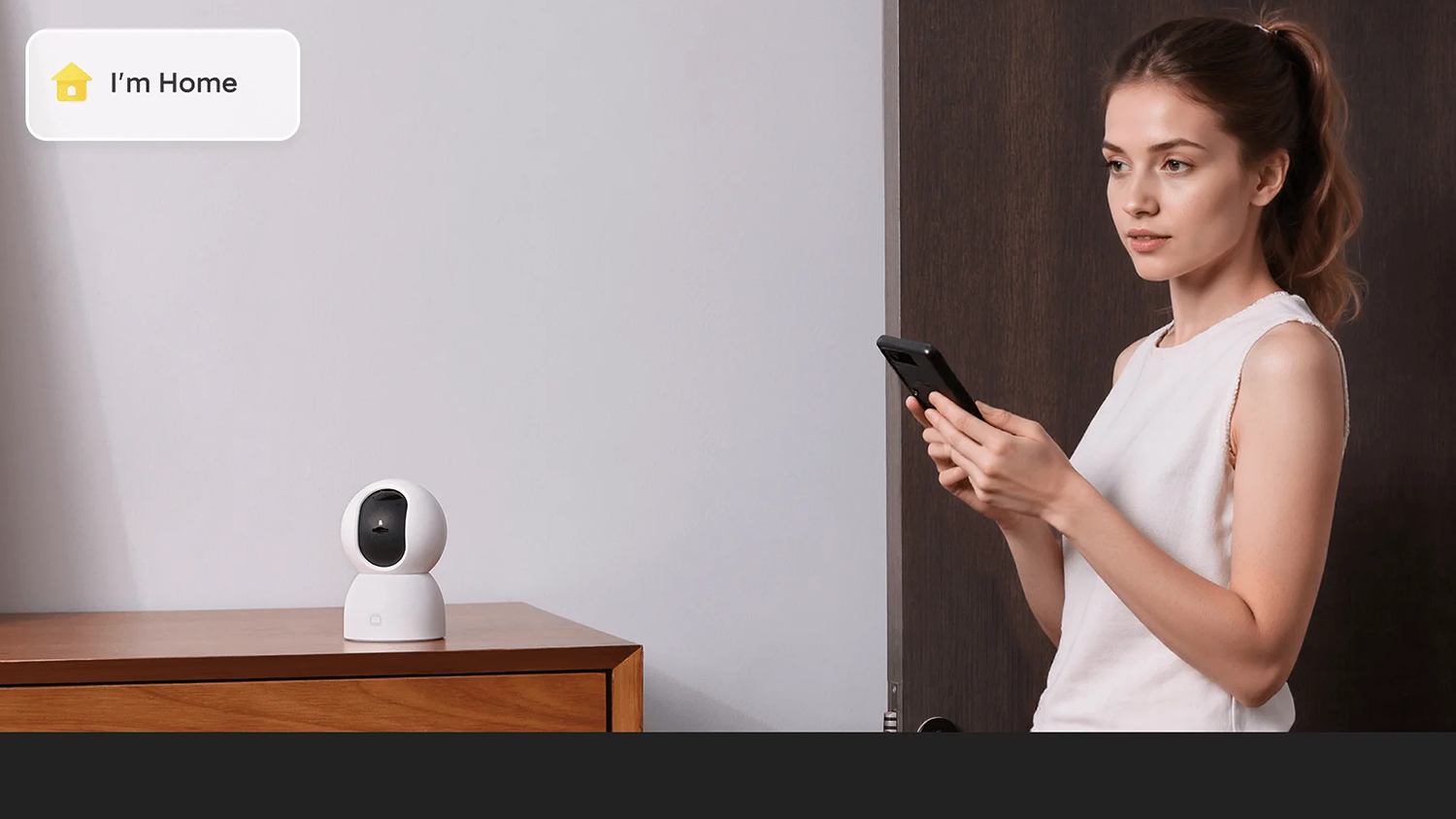 Mladá žena ovláda IP kameru Xiaomi C500 EU