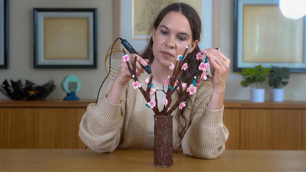 Žena tvořící vázu plnou květin pomocí 3D pera 3Doodler FLOW+_02