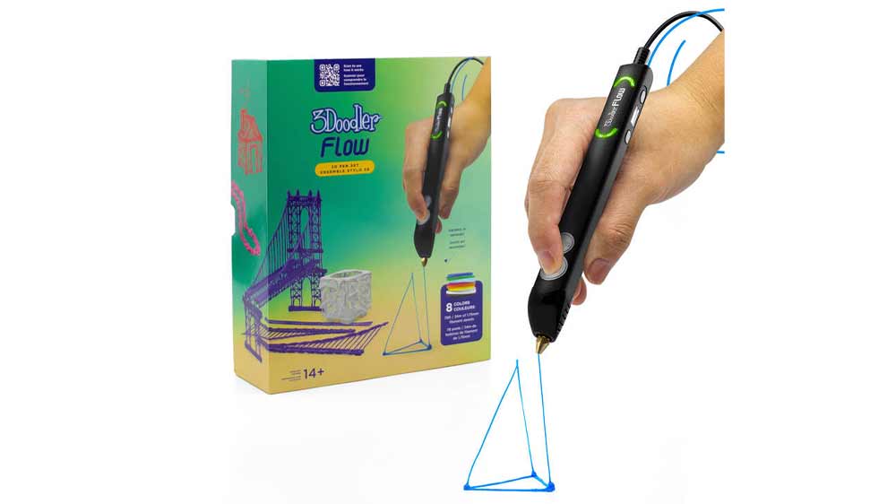 Ruka držící 3D pero 3Doodler FLOW+ a stavící 3D model a krabicí v pozadí_03