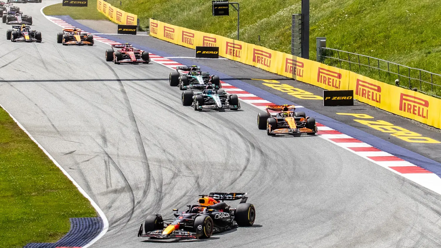 Závodní okruh Formule 1 a projíždějící formule zatáčkou