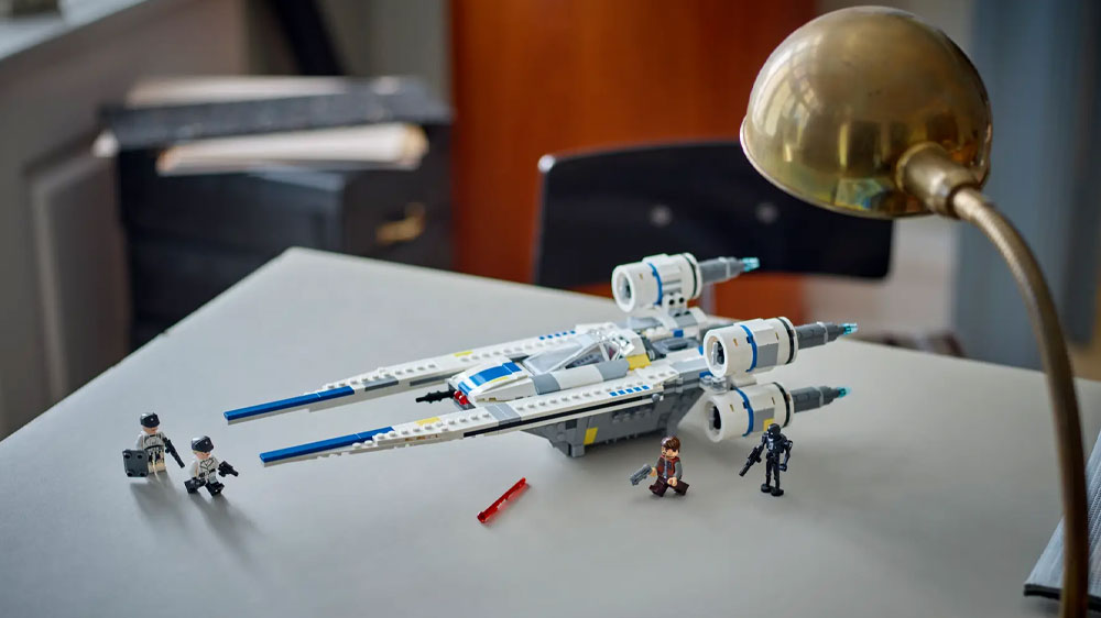 Stavebnice LEGO® Star Wars™ 75399 Povstalecká stíhačka U-wing stojí na stole a vedle ní jsou minifigurky_02
