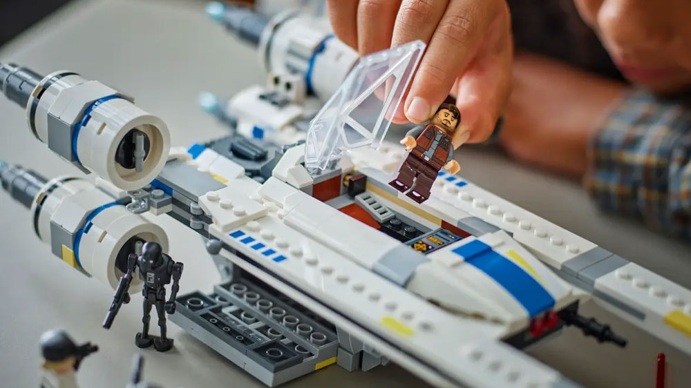 Stavebnice LEGO® Star Wars™ 75399 Povstalecká stíhačka U-wing – dívka vkládá minifigurku Cassiana do kokpitu_04