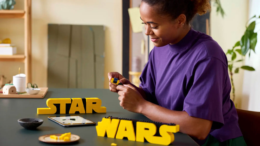 Žena sestavuje stavebnici LEGO® Star Wars™ Logo Star Wars™ z kostek_02