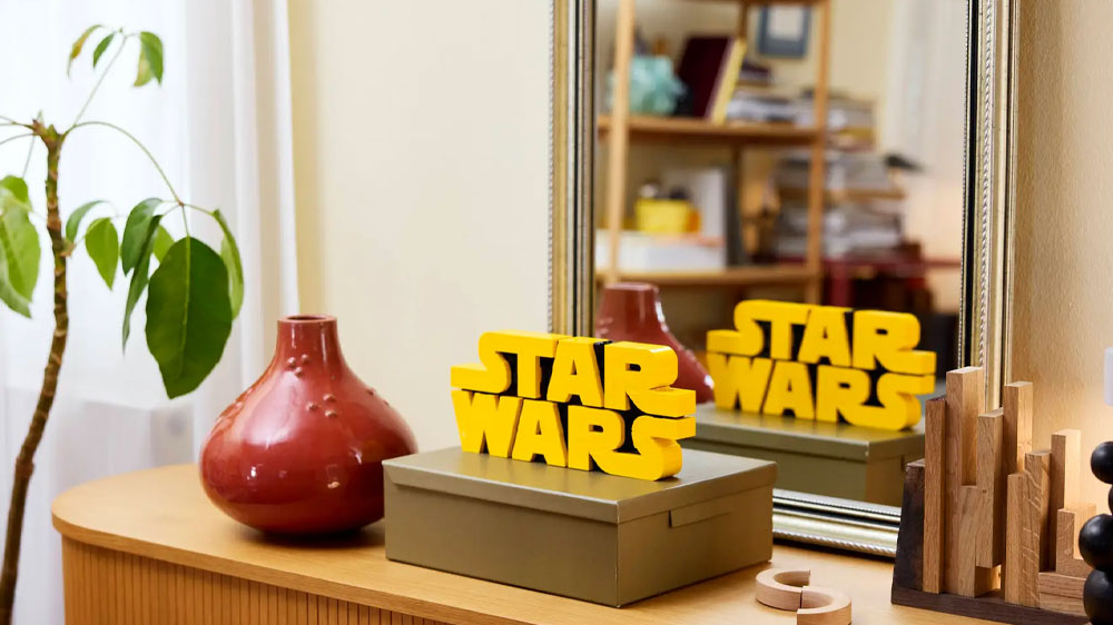 Sestavená stavebnice LEGO® Star Wars™ Logo Star Wars™ z kostek vystavená na polici_03