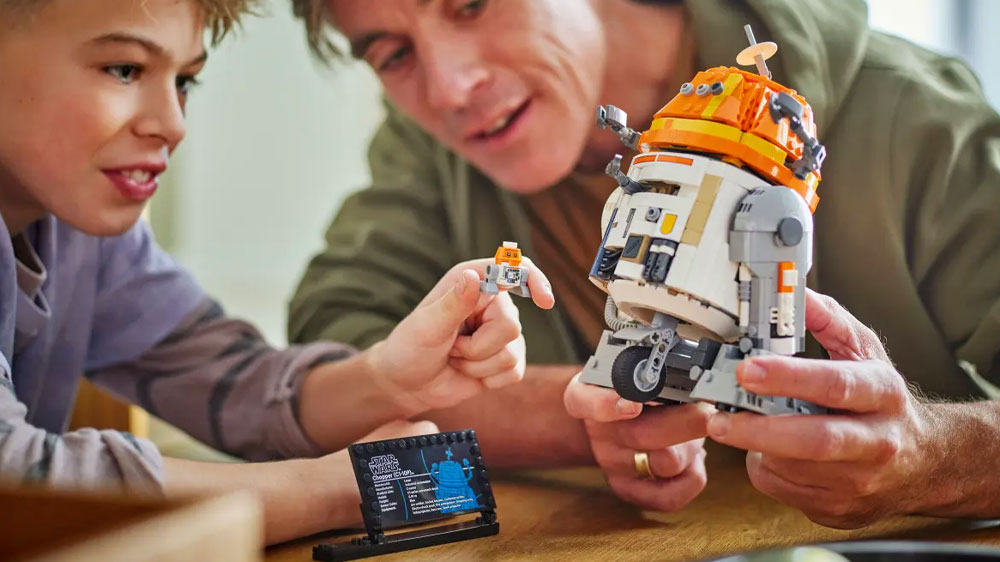 Otec se synem si hrají se stavebnicí LEGO® Star Wars™ 75416 Astro-droid Chopper (C1-10P)_02