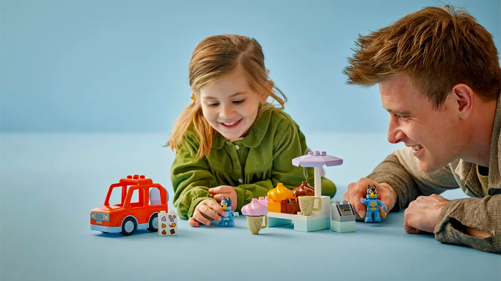Otecko s dcérkou pri stavebnici LEGO® DUPLO® 10458 Bluey a výlet na zmrzlinu_03