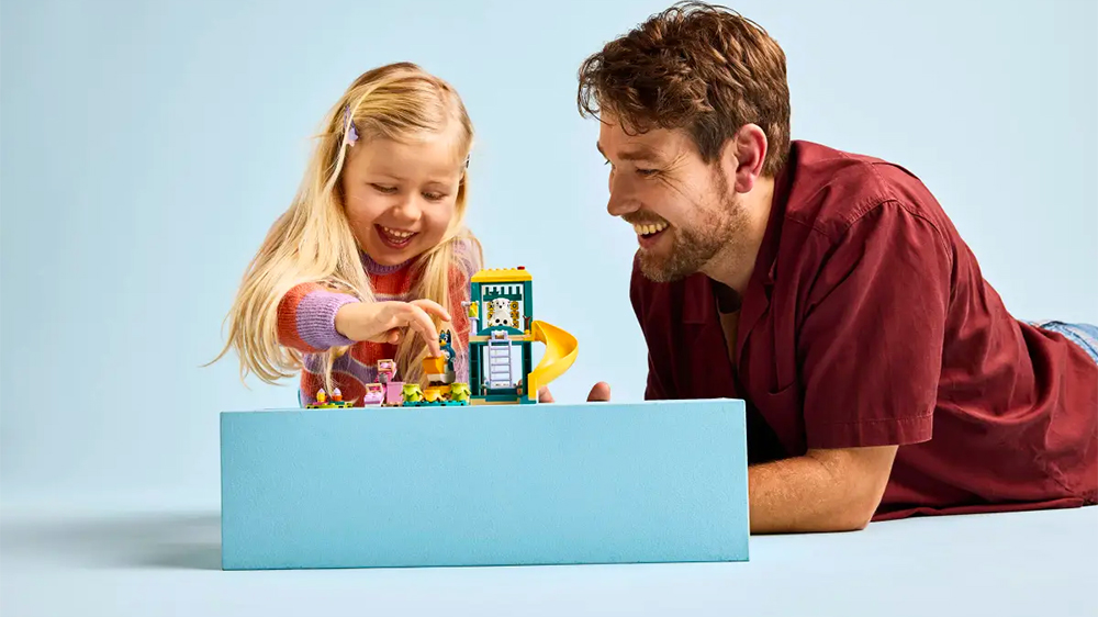 Otecko s dc&eacute;rkou pri stavebnici LEGO&reg; Bluey 11201 Bluey, Chloe a z&aacute;bava na ihrisku_03