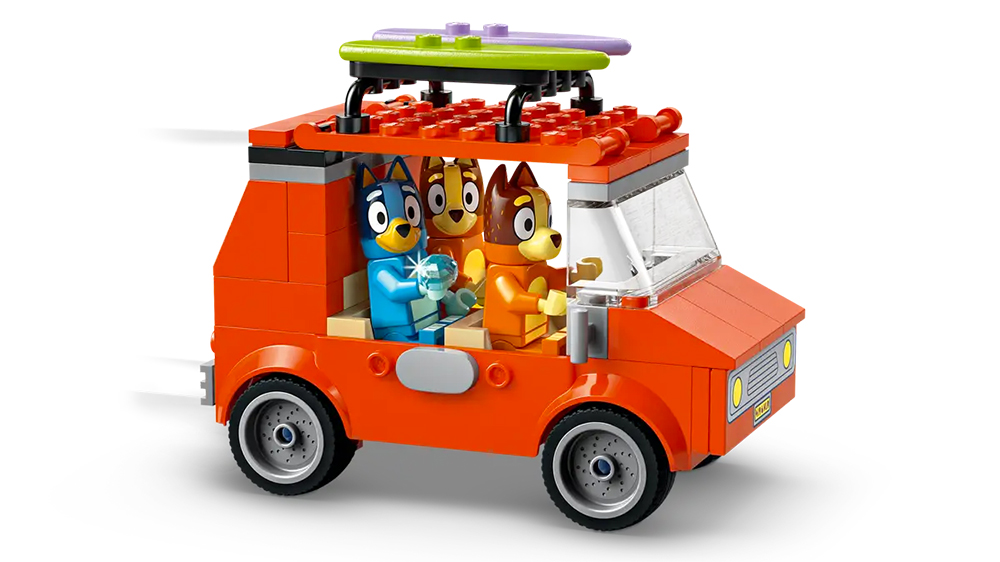 Aut&iacute;čko zo stavebnice LEGO&reg; Bluey 11202 Bluey a rodinn&yacute; v&yacute;let autom na pl&aacute;ž_02