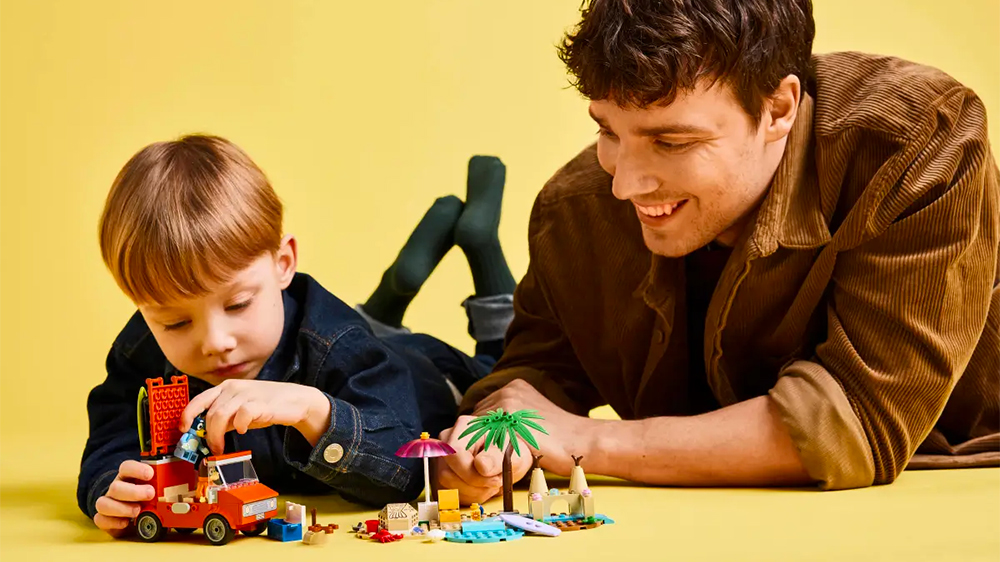 Otecko so synom pri stavebnici LEGO&reg; Bluey 11202 Bluey a rodinn&yacute; v&yacute;let autom na pl&aacute;ž_03