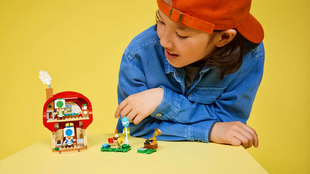 Chlapec hrajúci sa so stavebnicou LEGO® Super Mario™ 72041 Toad a párty v jeho domčeku_03