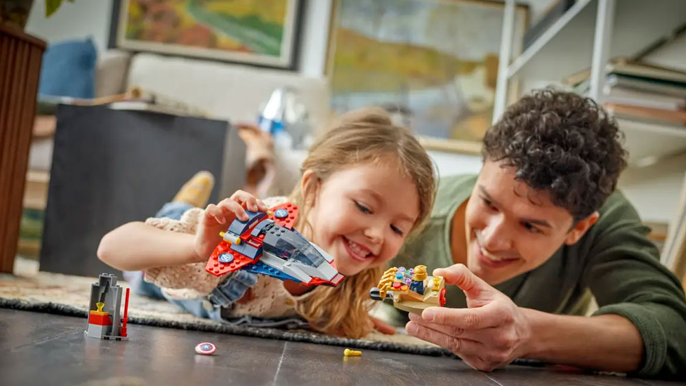 Holčička s tatínkem hrající si se stavebnicí LEGO® Marvel 76319 Kapitán Amerika vs. Thanos_03