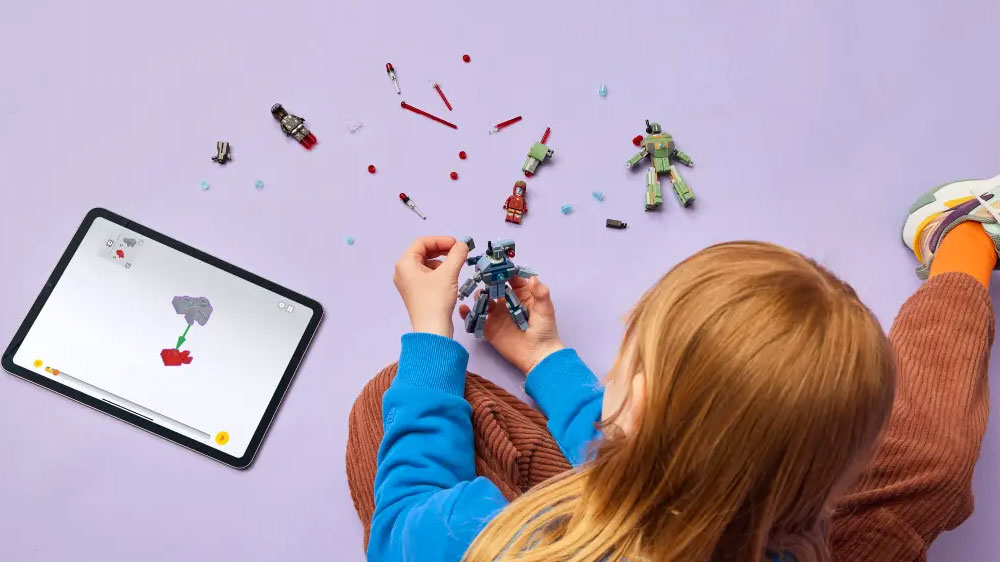 Dítě skládající stavebnici LEGO® Marvel 76320 Iron Man a War Machine vs. Hammerovy Drony_03