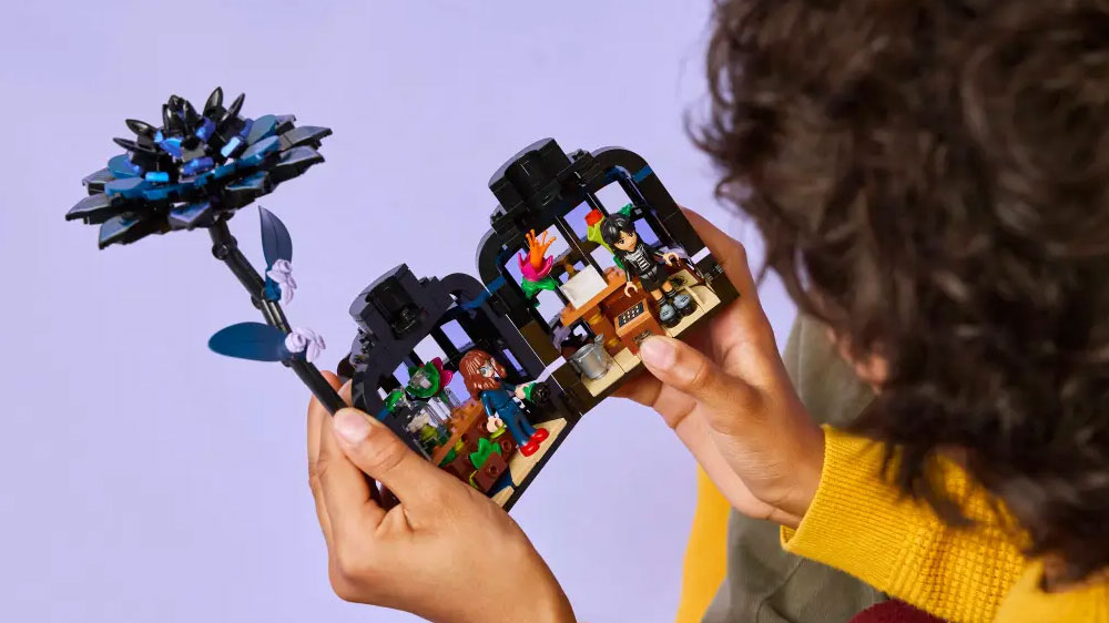 Dítě hrající si se stavebnicí LEGO® Wednesday 76784 Černá jiřina_03